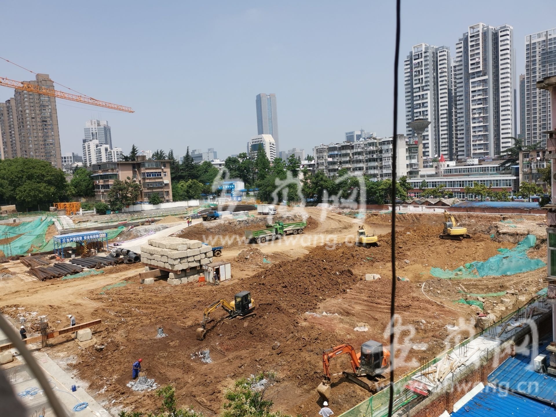 合肥二中一施工项目与居民楼仅一墙之隔连夜施工噪音让学生家长叫苦不迭