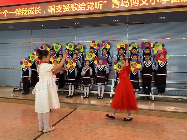 十个一伴我成长唱支赞歌给*党**听青岛博文小学举行首届合唱节比赛