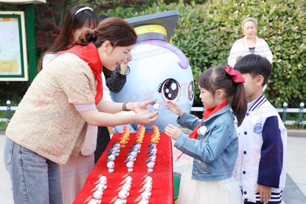 十个一伴我成长唱支赞歌给*党**听青岛博文小学举行首届合唱节比赛