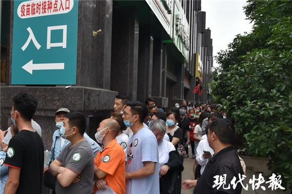 南京燕子矶街道开设“夜场”，方便上班族打疫苗