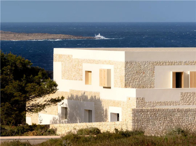 素色灰瓷砖和花纹灰砖拼接,石材和陶土砖铺装