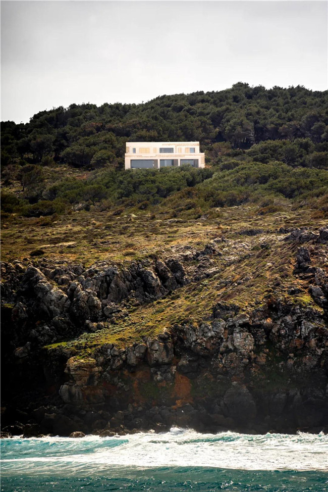 素色灰瓷砖和花纹灰砖拼接,石材和陶土砖铺装