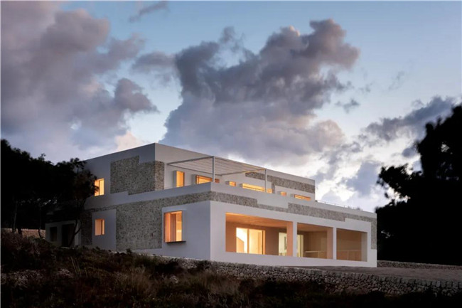 素色灰瓷砖和花纹灰砖拼接,石材和陶土砖铺装