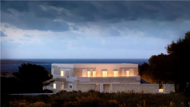 素色灰瓷砖和花纹灰砖拼接,石材和陶土砖铺装