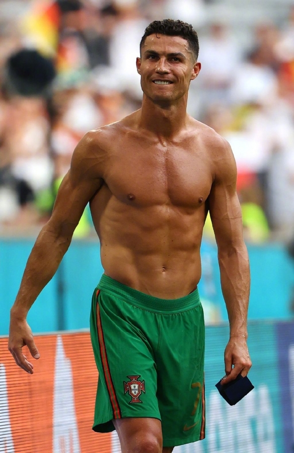 欧洲杯领跑射手榜！C罗身材管理引热议：常年8%体脂率