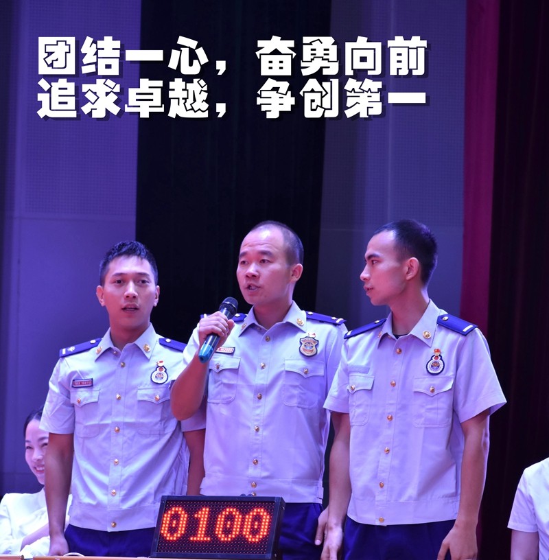 参赛选手斗志昂扬,挑战赛海报的红桃