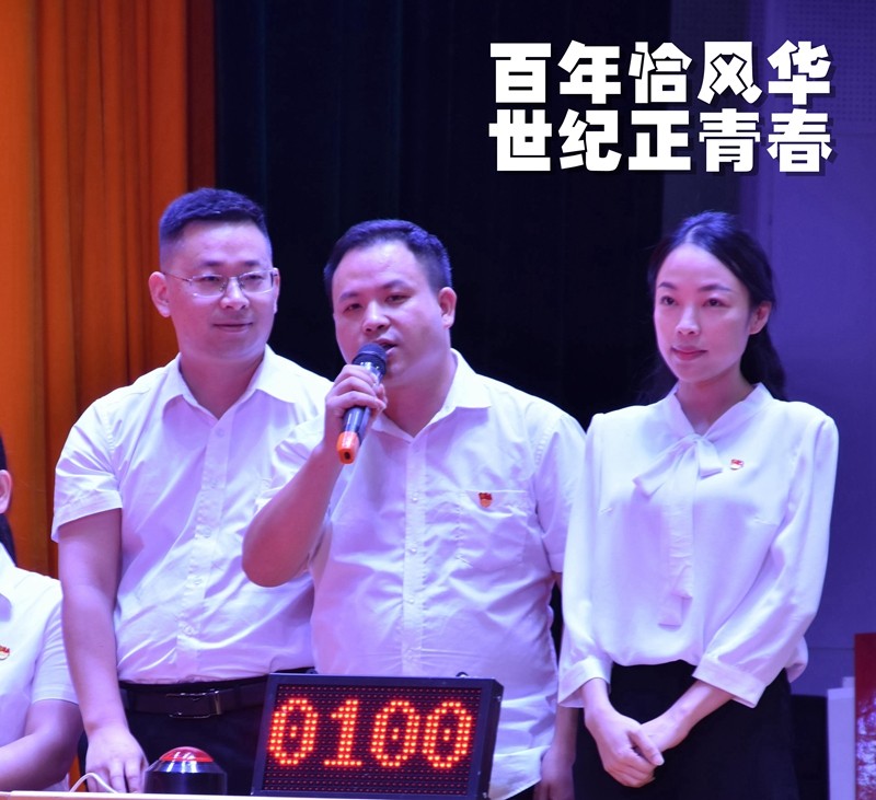 参赛选手斗志昂扬,挑战赛海报的红桃