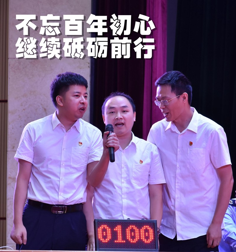 参赛选手斗志昂扬,挑战赛海报的红桃