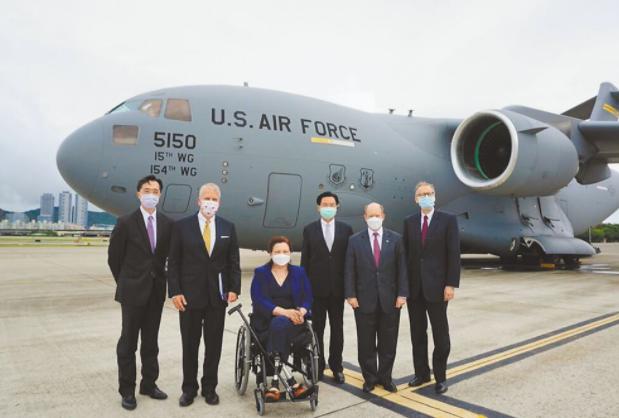 美专机降落台湾松山机场,美国运输机赴台