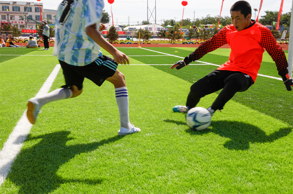 古浪县第二届小学足球联赛开幕式,绿茵场追逐足球梦