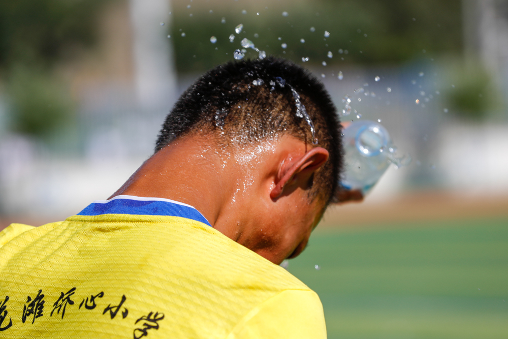 足球赛场上的心酸,足球场上的感动瞬间文章