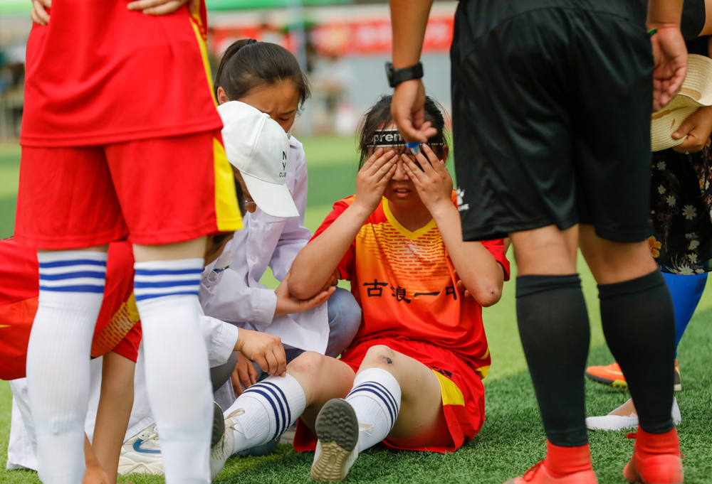 足球赛场上的心酸,足球场上的感动瞬间文章