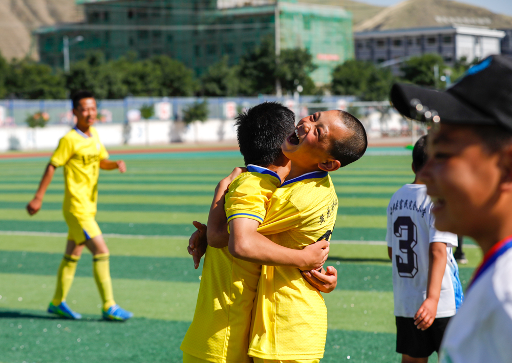 足球赛场上的心酸,足球场上的感动瞬间文章
