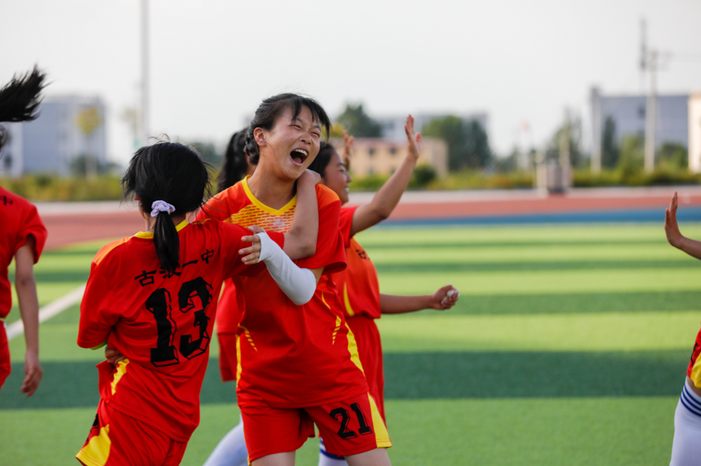 足球赛场上的心酸,足球场上的感动瞬间文章