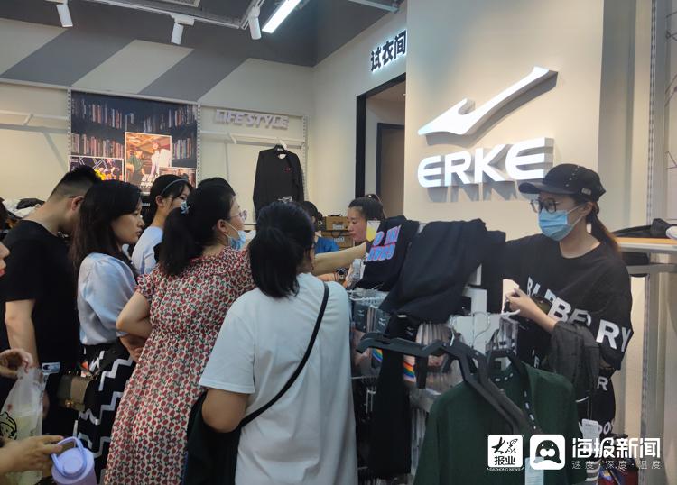 聊城鸿星尔克店人气火爆,聊城鸿星尔克官方旗舰店