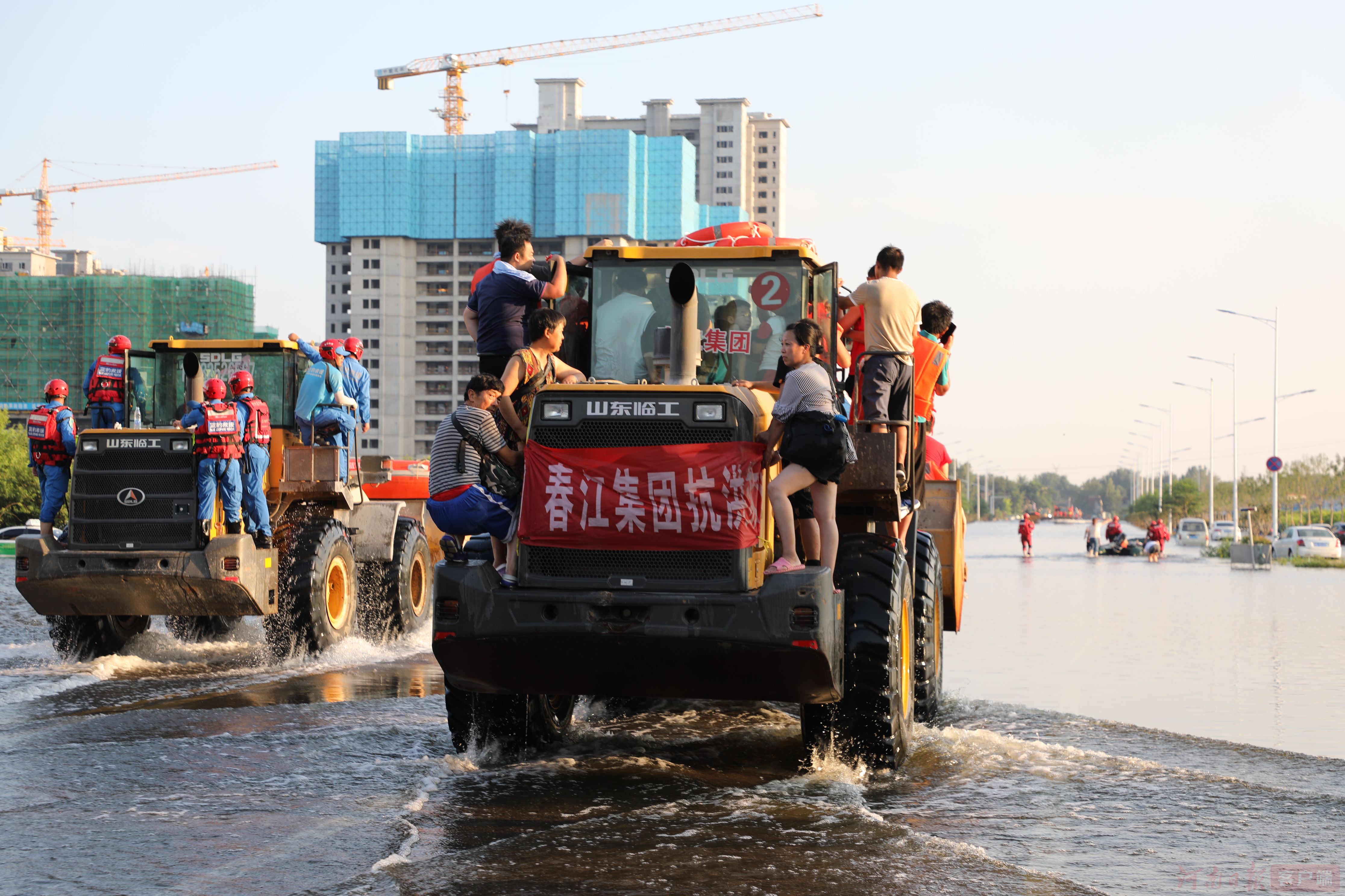 不顾自身危险义无反顾的救人,不顾个人安危舍身救国家财产
