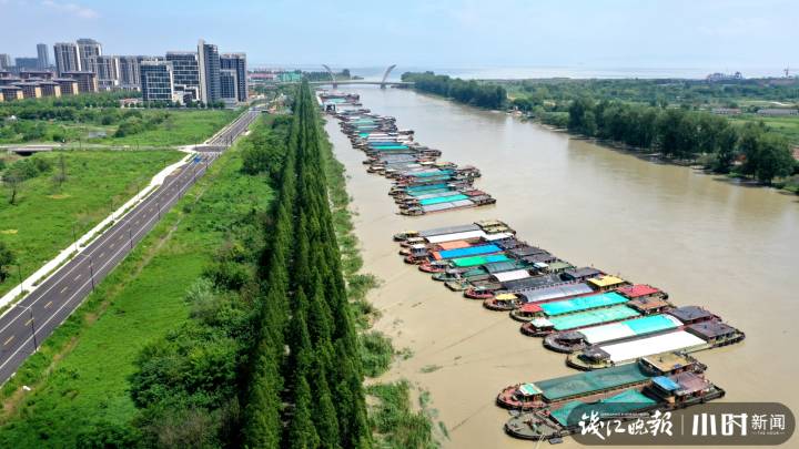 台风致渔船搁浅15名渔民命悬一线,台风致200余艘船只滞留