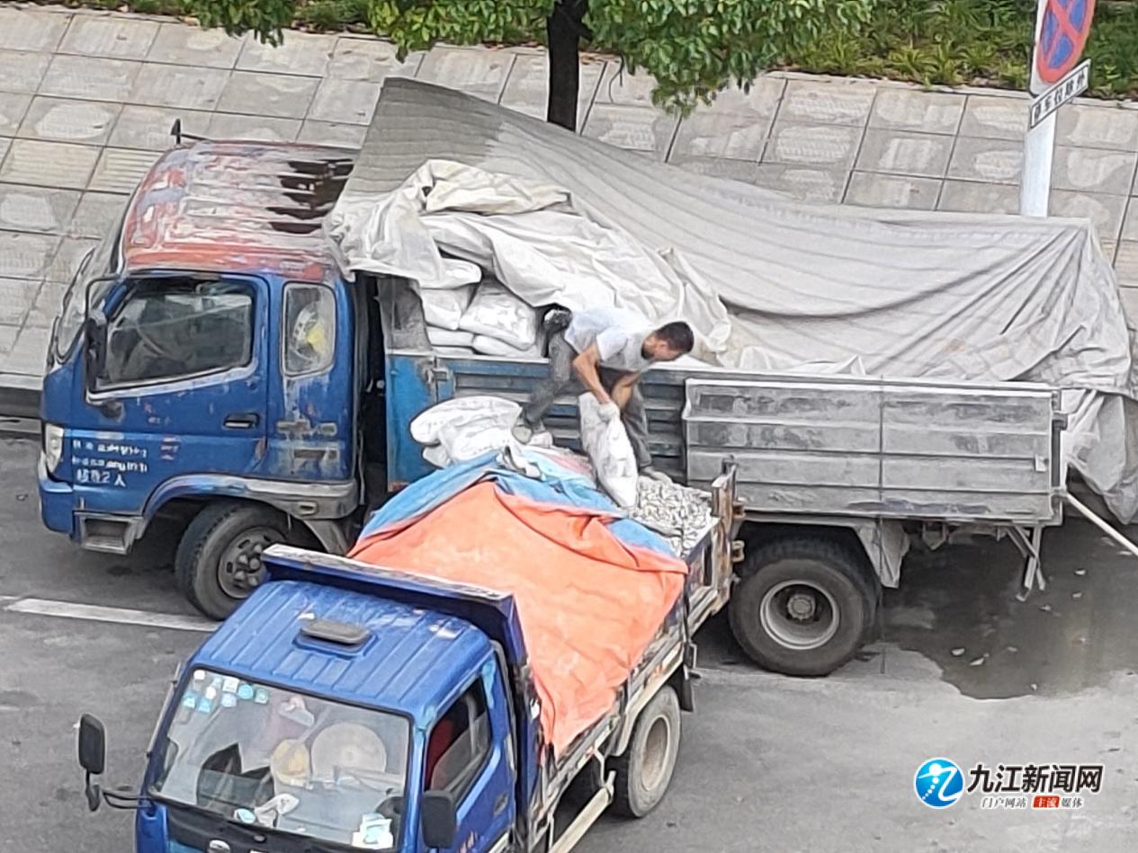 ​视频｜九江一路段现“神秘”篷布车，水泥“敞”着卖