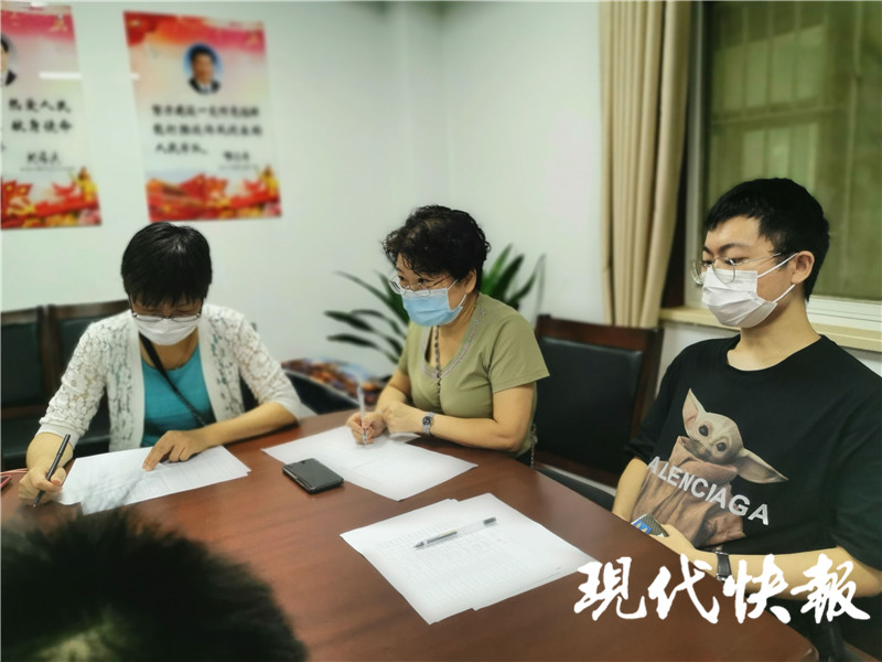 每天接几十个防疫电话,每天坚持封闭小区消毒的志愿者们