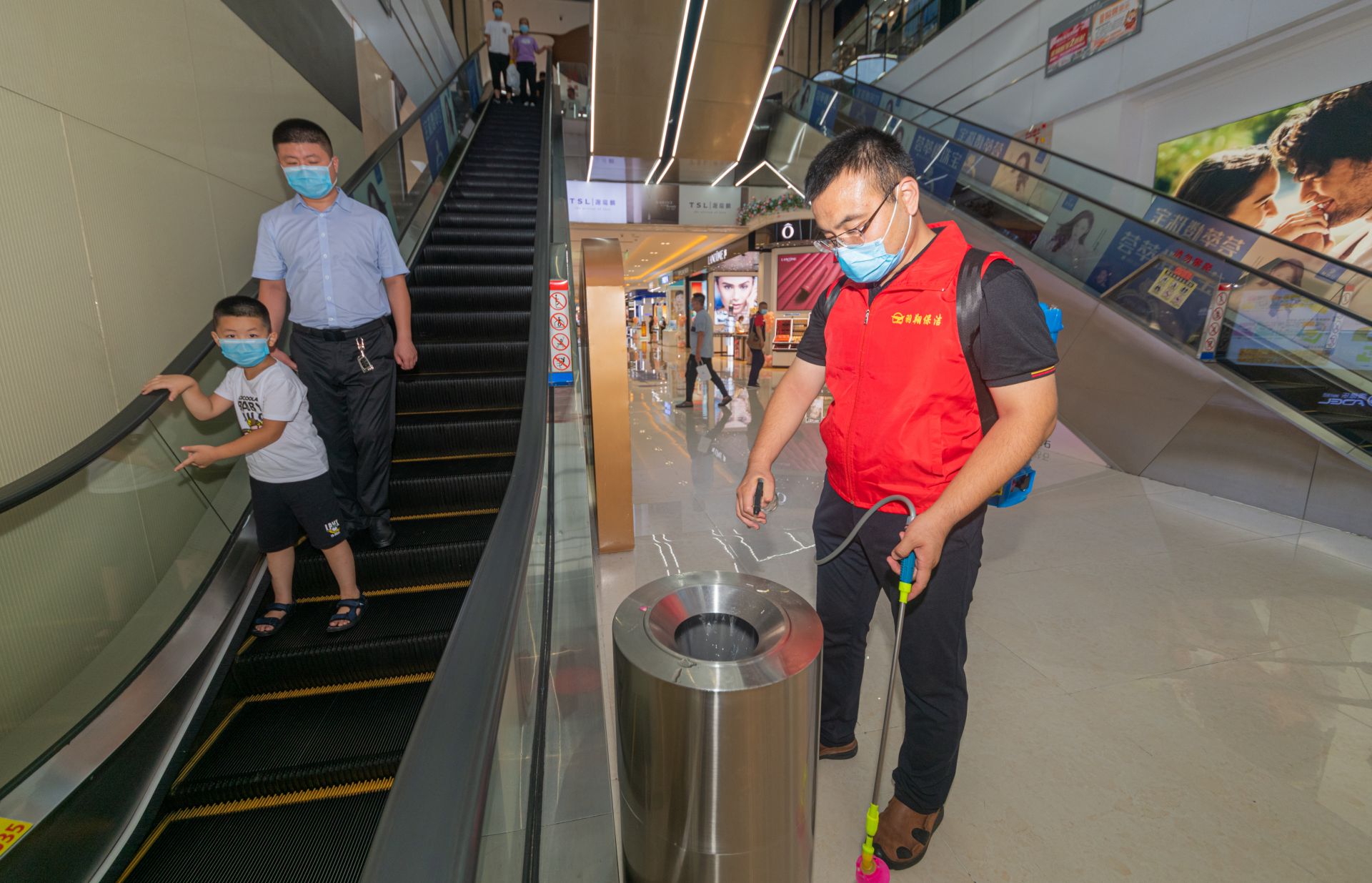 德报记者现场体验澳德乐时代广场消毒员的日常日行3万余步耗近200升消毒水