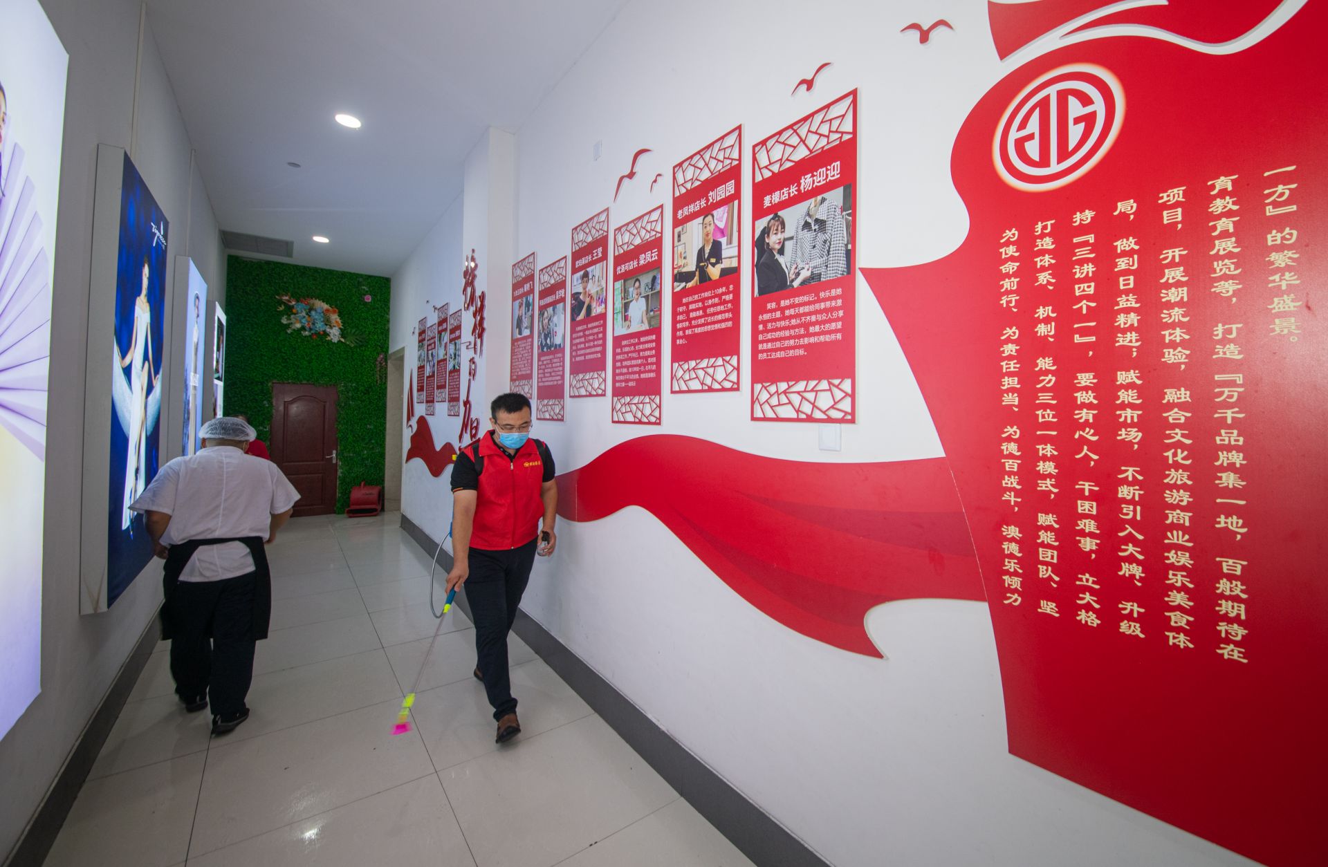 德报记者现场体验澳德乐时代广场消毒员的日常日行3万余步耗近200升消毒水