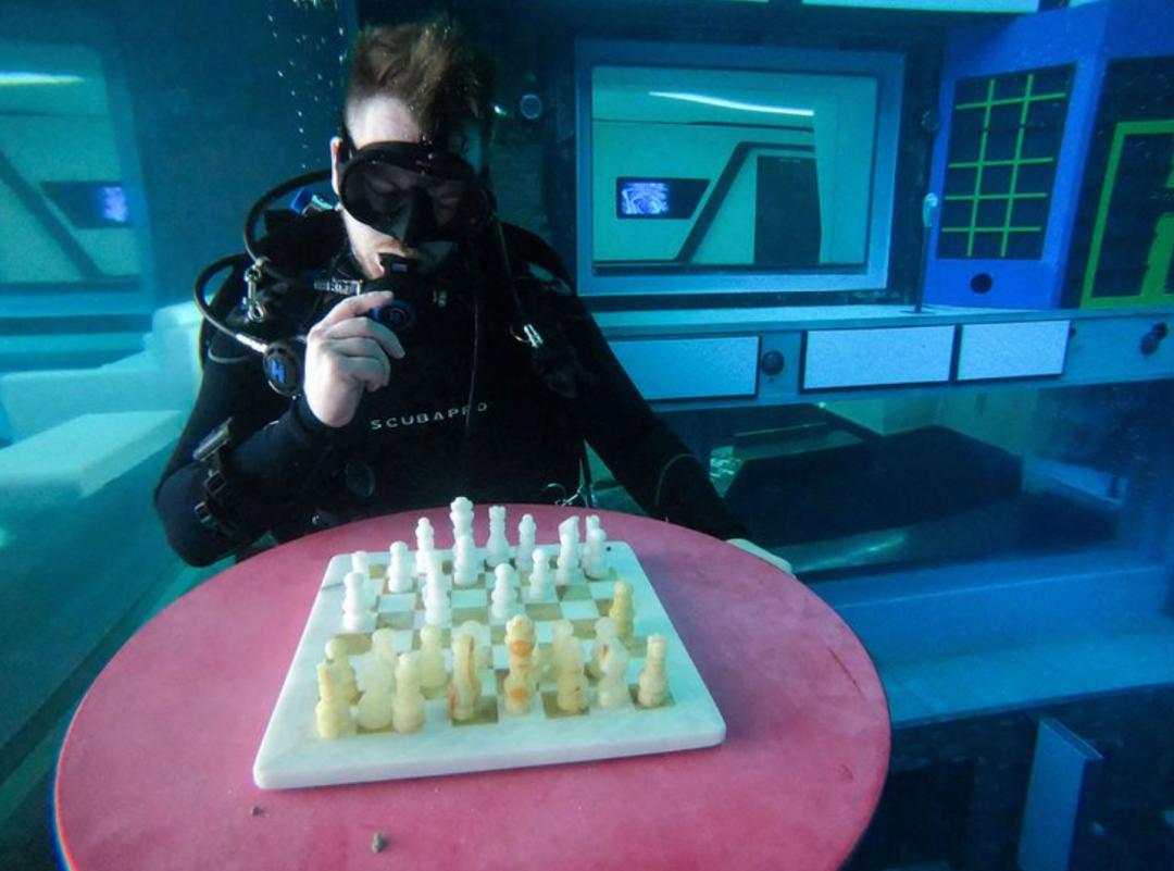 迪拜最深游泳池有鱼吗,世界最深的游泳池怎么去