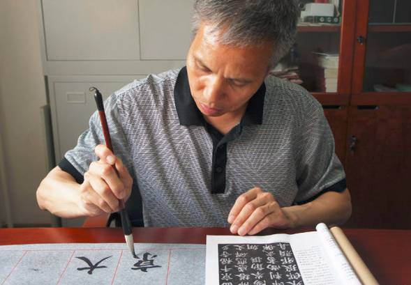 毛笔握笔与铅笔握笔的区别,书法入门基本功毛笔握笔位置