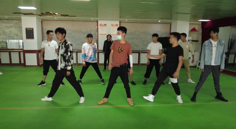 多媒体赴我县开展川南采访活动,中央媒体采访团赴我县采访报道