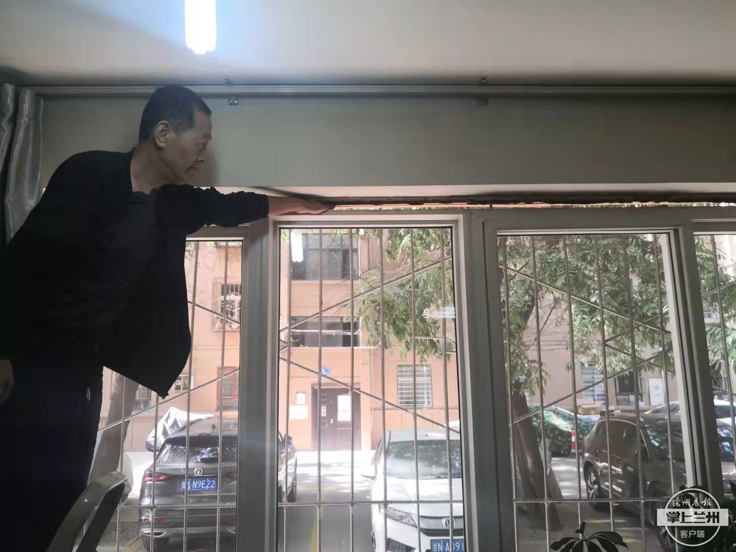 帮着办丨阳台裂缝多年无人管，到底咋回事？物业：先天不足导致地基下沉，建议居民找建设单位协商解决