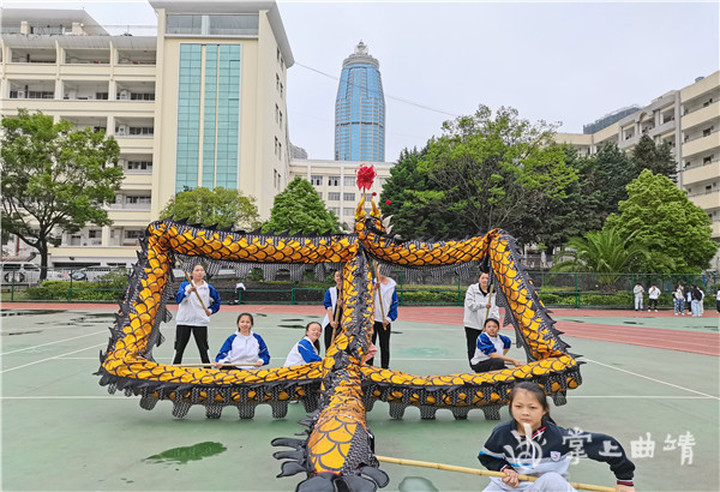 在体育精神的激励下成长,在竞赛中成长