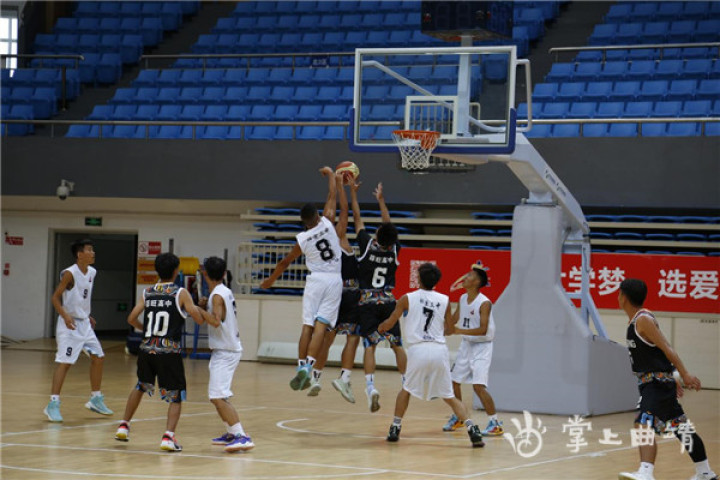 在体育精神的激励下成长,在竞赛中成长