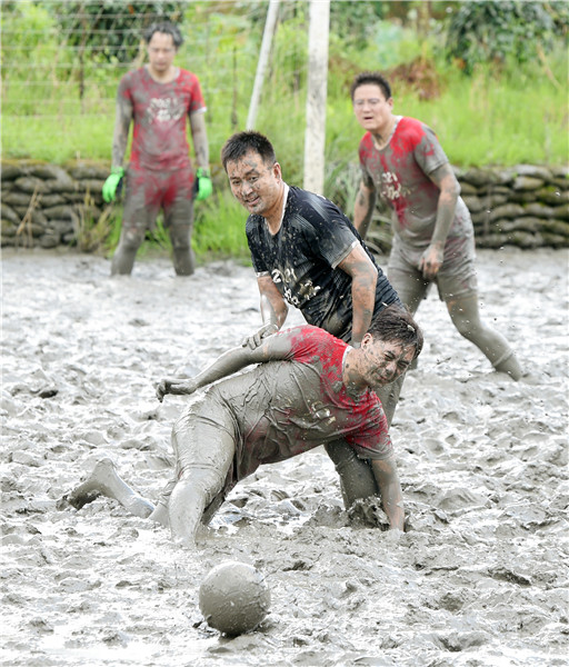 松江泥地足球比赛视频,泥地趣味足球比赛