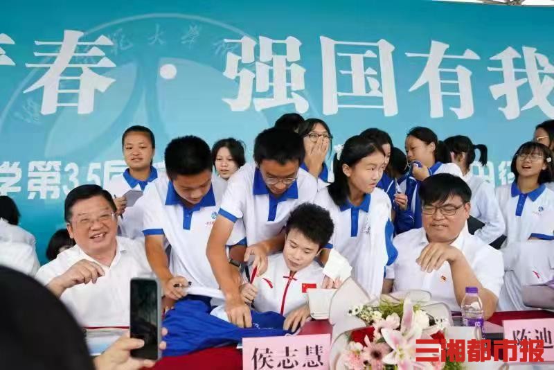 厉害了！三大奥运冠军亮相湖南师大附中校运会