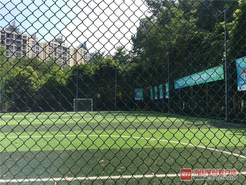 一男子踢球倒地昏迷获救,广西26岁小伙踢球时突然倒地