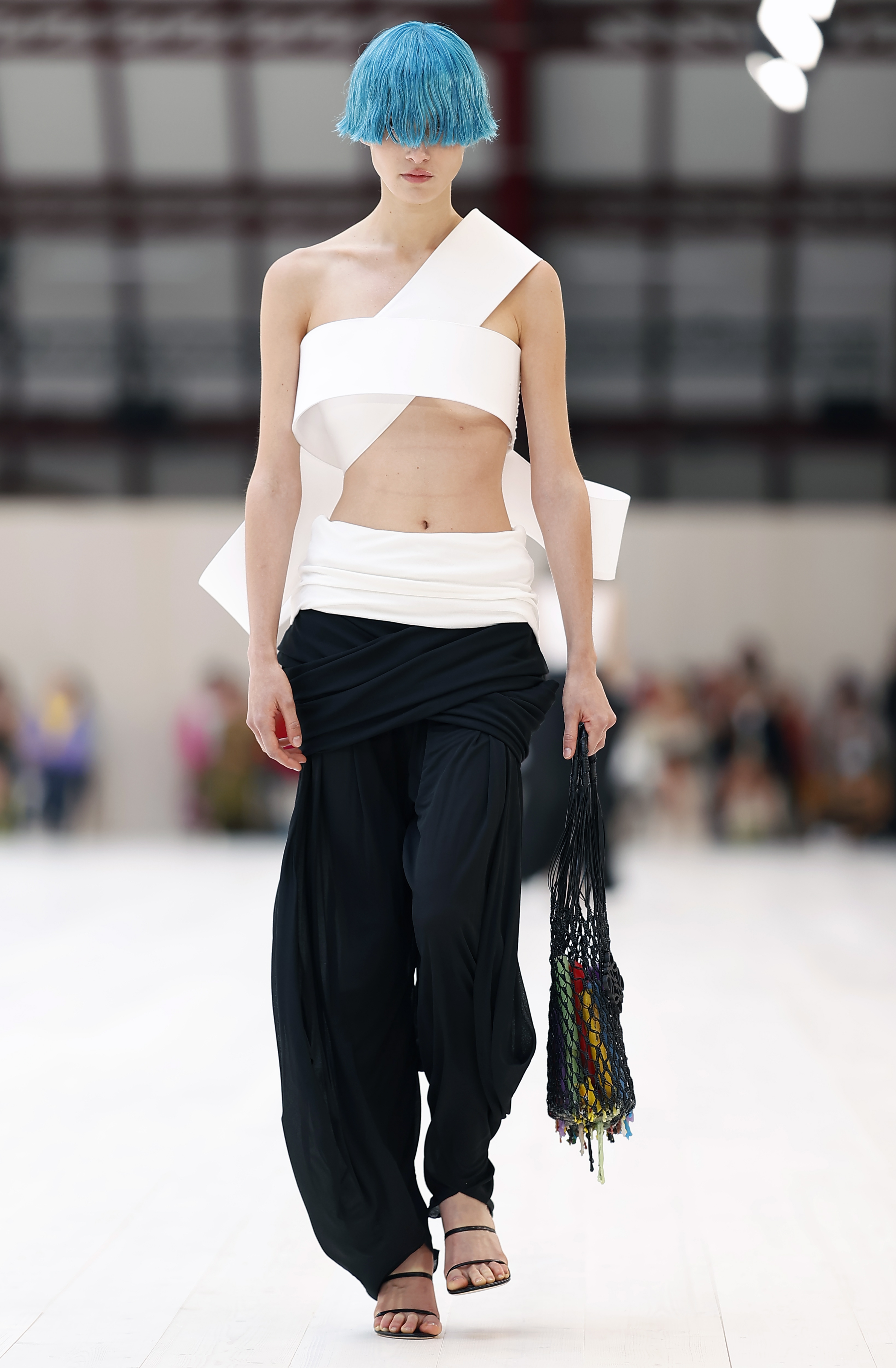 巴黎时装周罗意威场地,吴磊罗意威巴黎看秀