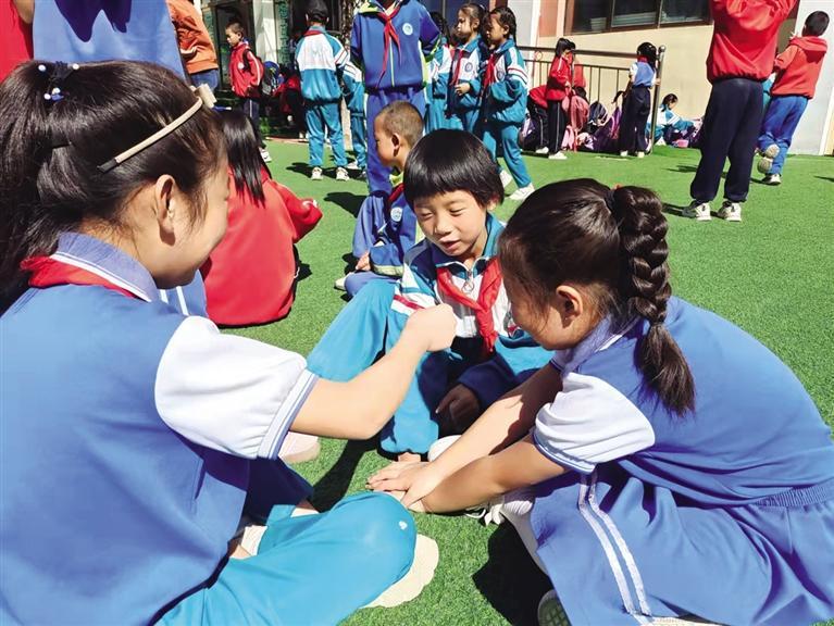 省工交投、兰州中林宾馆携手本报“云关爱”活动组为马力中心小学师生送上爱心礼物