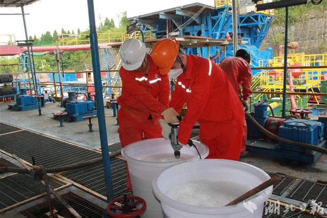 给地下油气层裹上“防污膜”，在鄂央企研发出可循环新型修井液