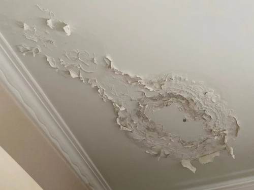 楼房下雨排水管在墙壁上流水,下雨墙面往家里面渗水