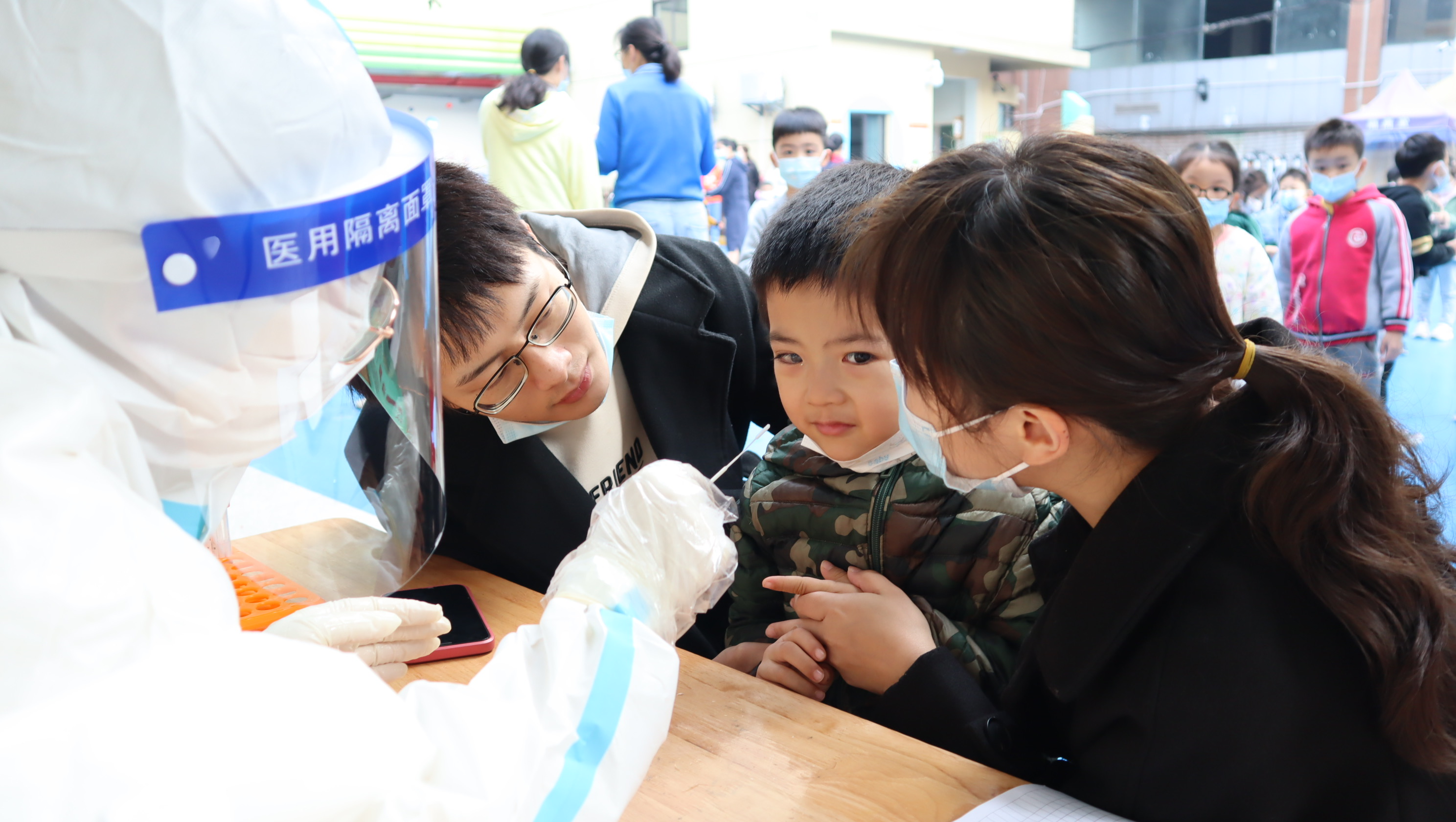 核酸检测小朋友比手势的视频,核酸检测幼儿园萌娃