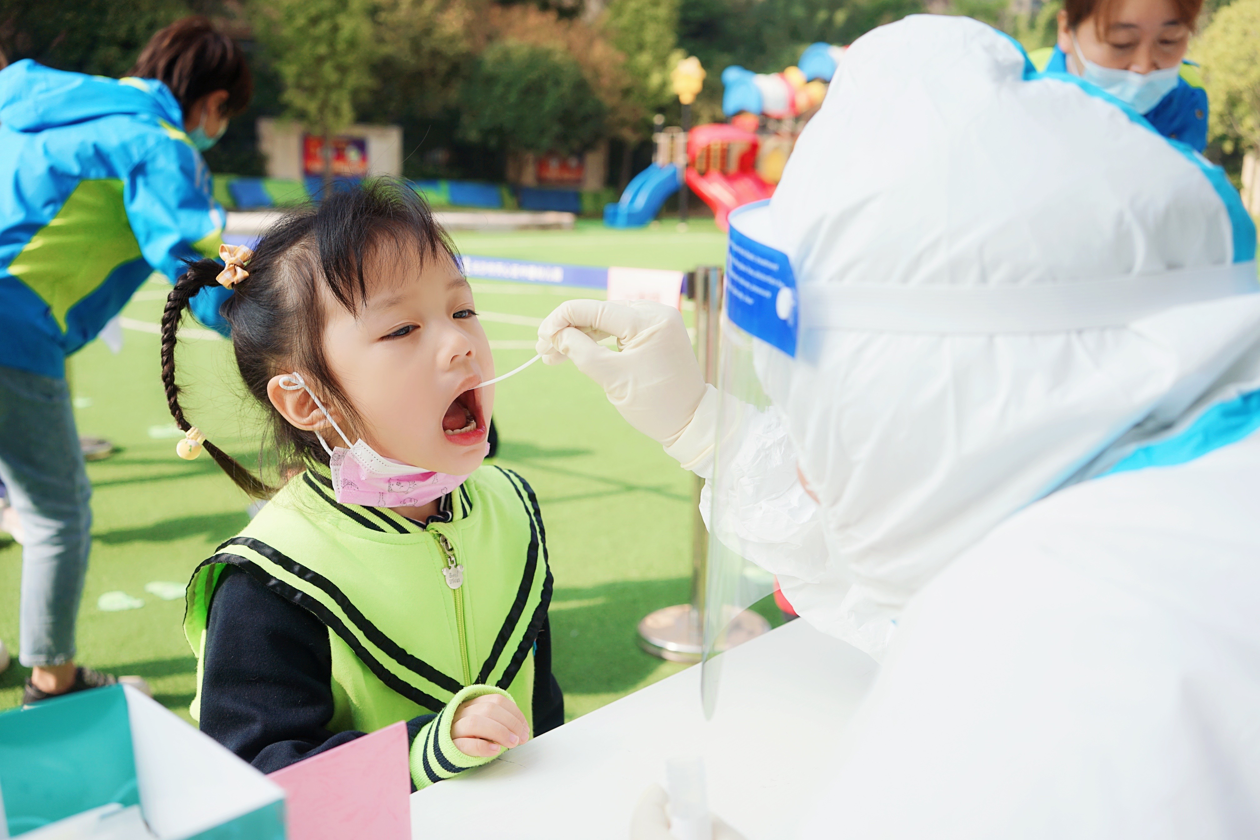 核酸检测小朋友比手势的视频,核酸检测幼儿园萌娃