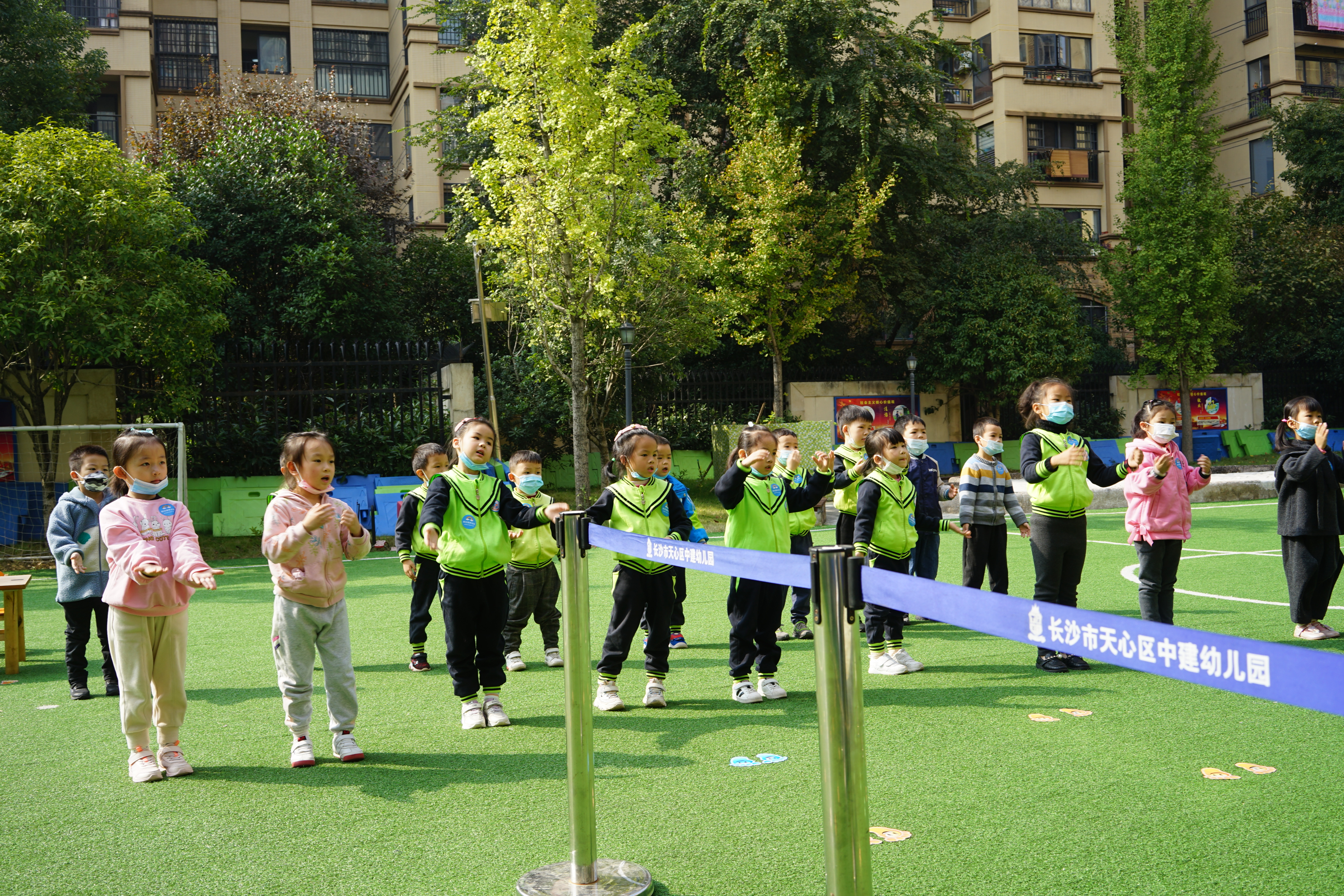 核酸检测小朋友比手势的视频,核酸检测幼儿园萌娃
