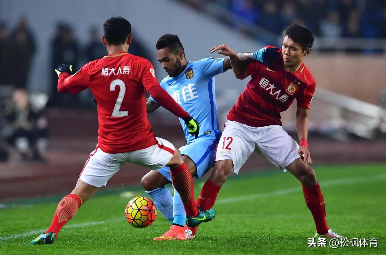 中国足球球员月薪7000,足球两极分化