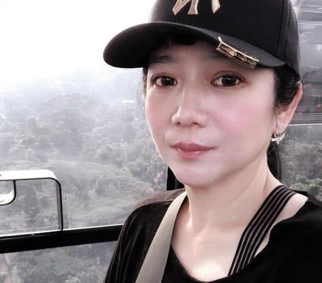 从琼瑶小生到百亿大亨，前妻自杀未遂，现妻生下2个试管婴儿