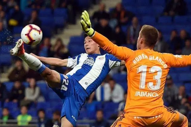 中国国足韦世豪薪水,艾克森韦世豪蒿俊闵武磊