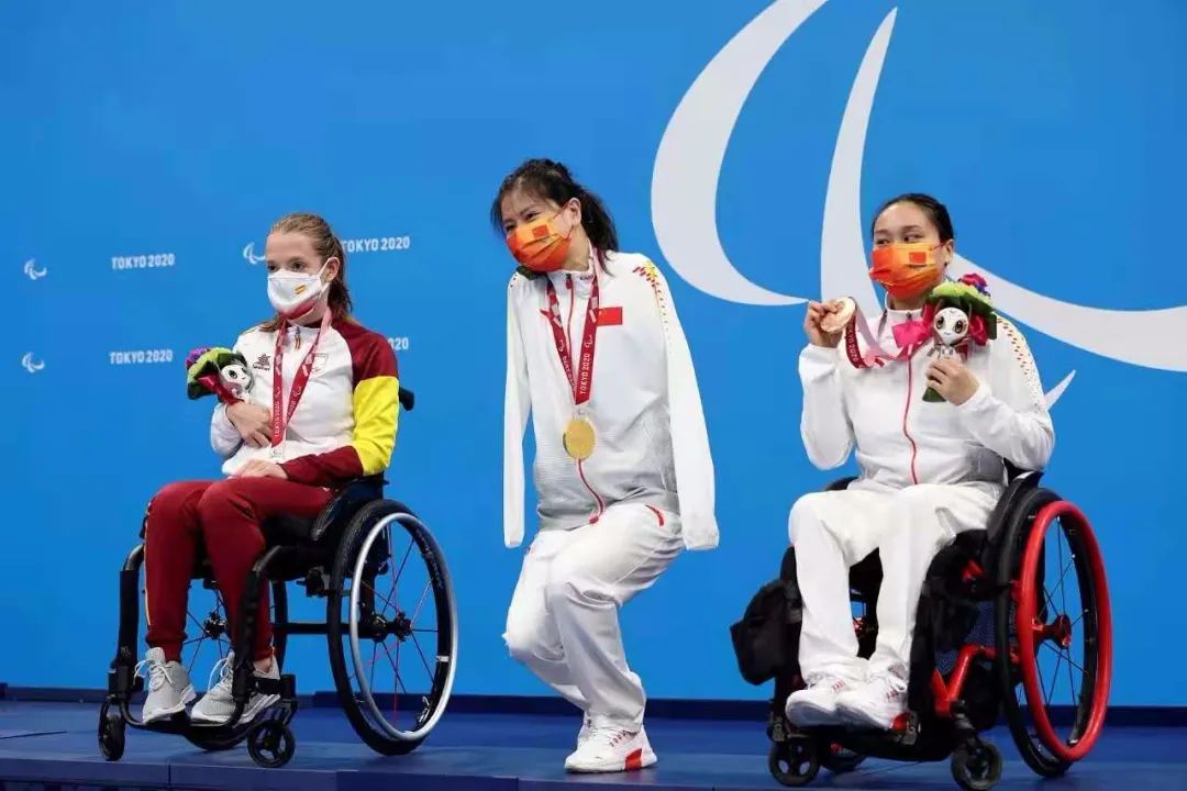 残奥会展现各国运动员的精神面貌,残奥会中国健儿感动到哭的视频