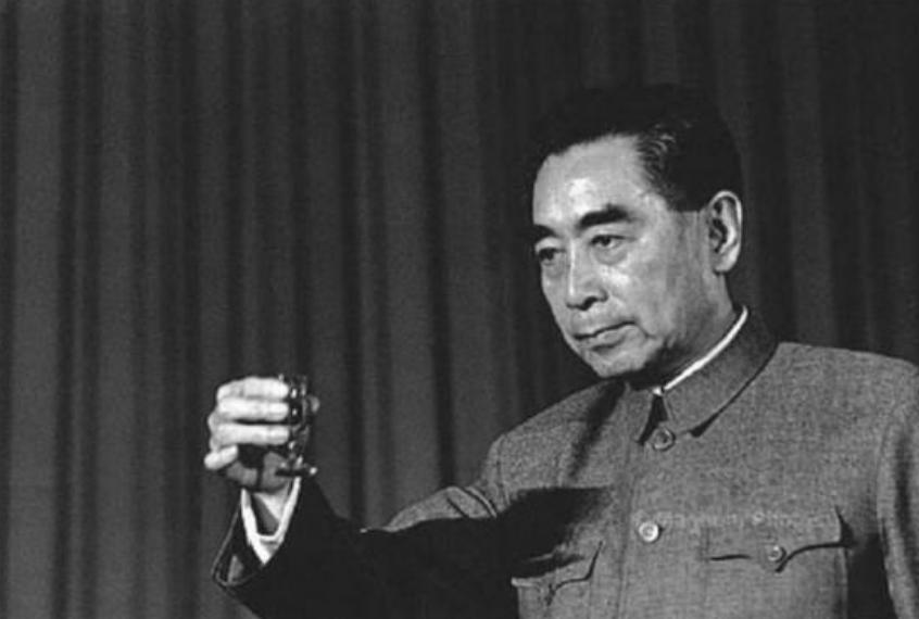 国宝九龙杯丢失惊动周恩来，他巧作安排，让外宾主动从包里拿出