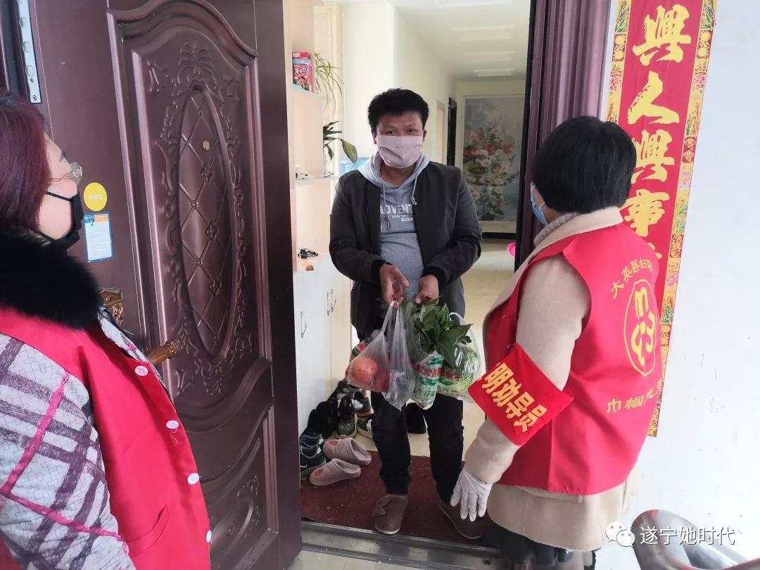 巾帼志愿者撑起抗疫防疫半边天,抗疫志愿者为出征勇士护小家