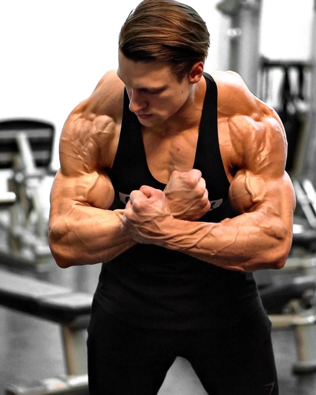 90后奶爸搞怪哄娃,肌肉奶爸带娃路人反应