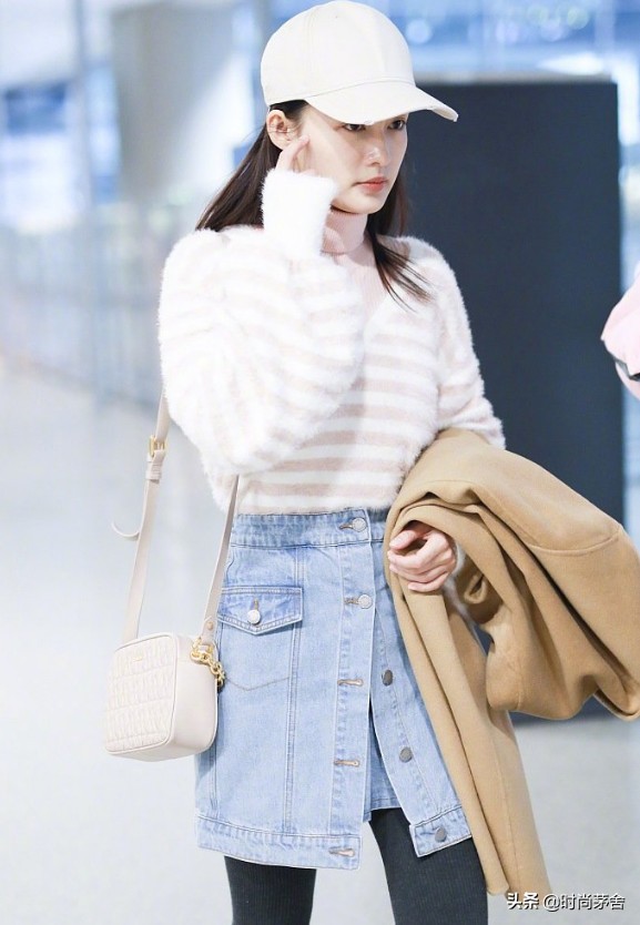 被李沁的穿搭惊呆了,李沁短裙露背裙