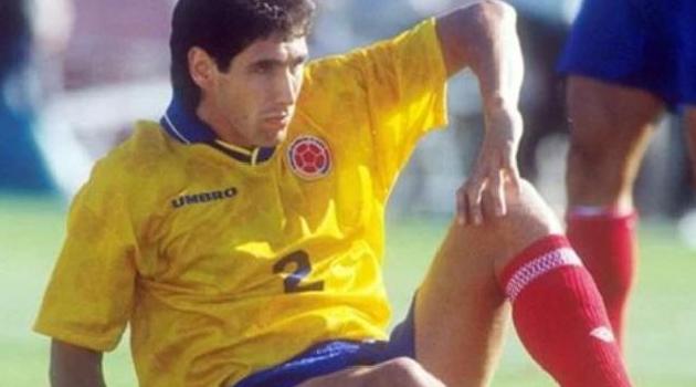 致命的乌龙球：他在世界杯上踢了个乌龙球，回国后被球迷乱枪打死